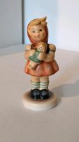 M. I. Hummelfigur Mädchen mit Puppe, HUM 239/B, 9cm Baden-Württemberg - Ludwigsburg Vorschau