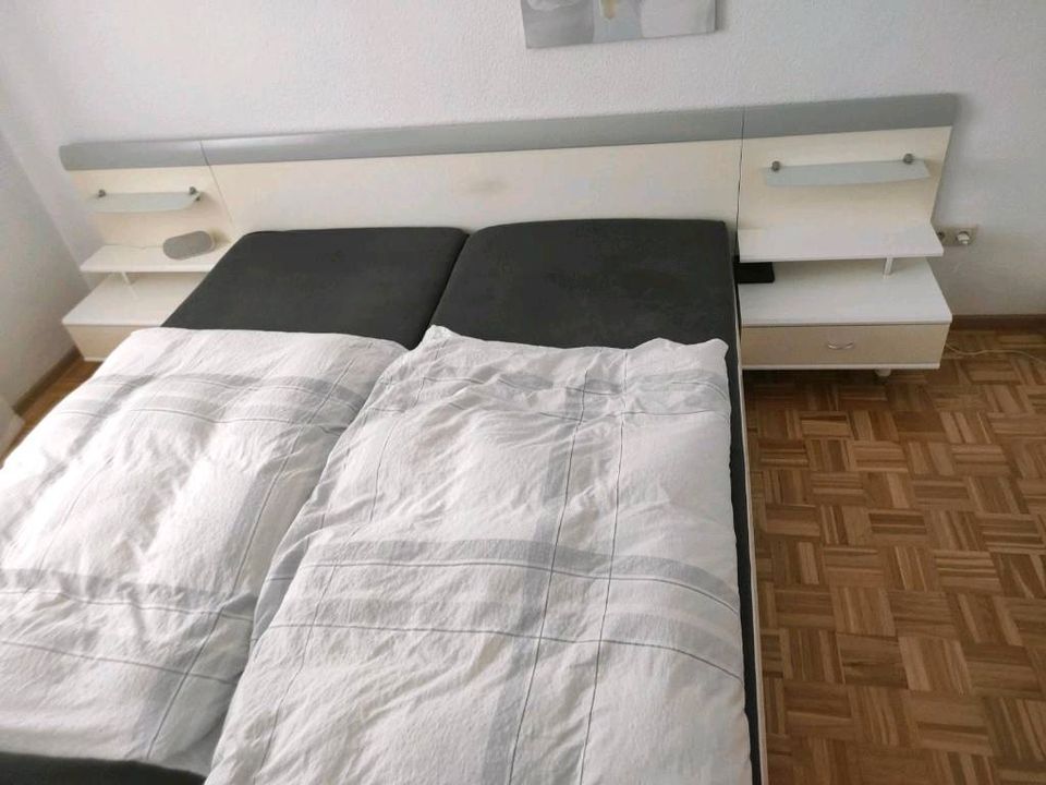 Schlafzimmer Bett mit Nachtkästchen Weiss in Amberg