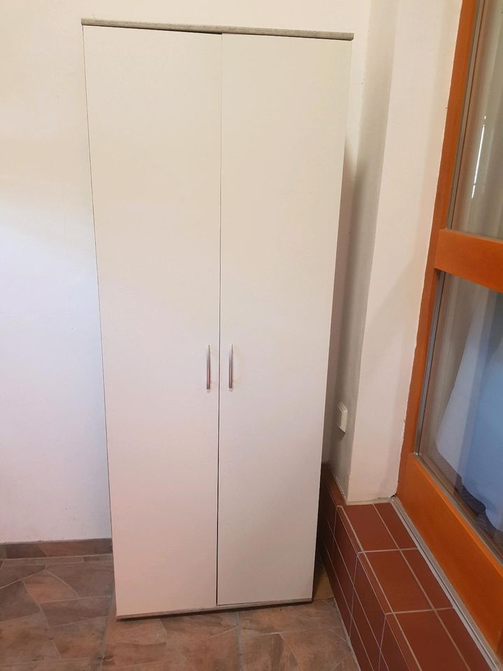 Garderobe mit Schrank in Schneverdingen