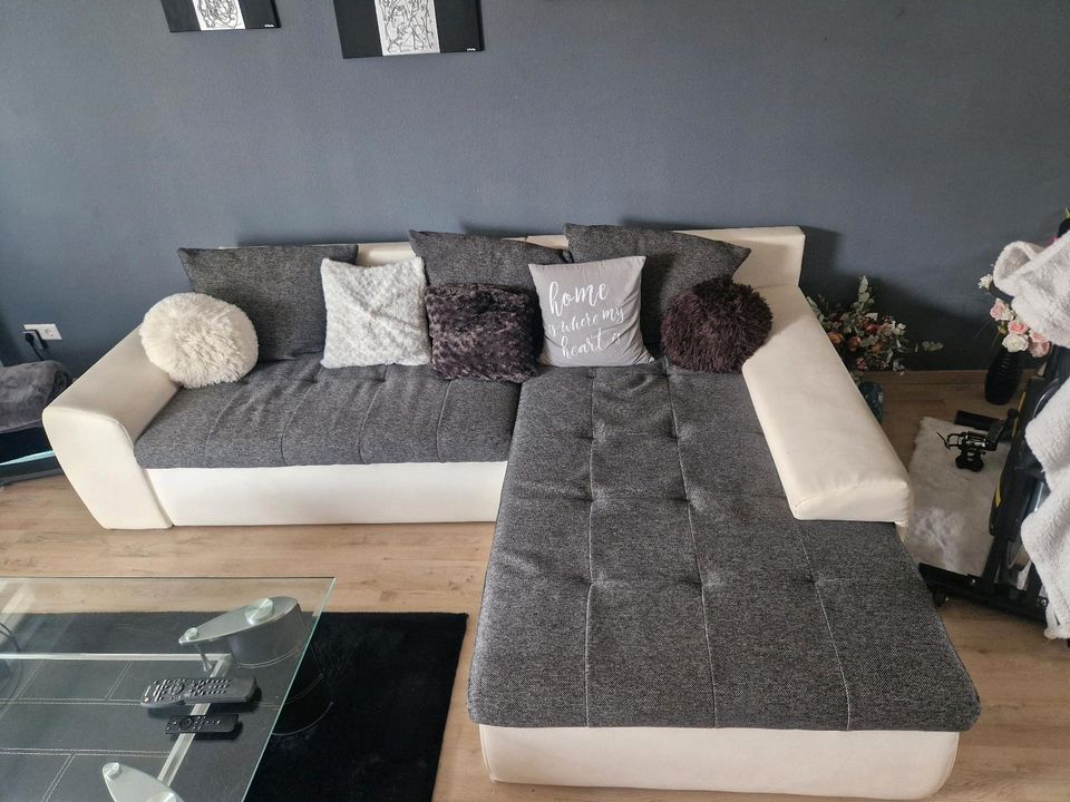 Sofa mit grauem Stoff und weißem Kunstleder mit Schlaffunktion in Neuhausen