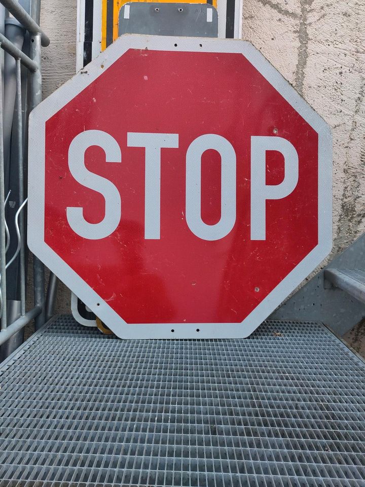 Stop Verkehrsschild Verkehrszeichen Stopschild in Heppenheim (Bergstraße)