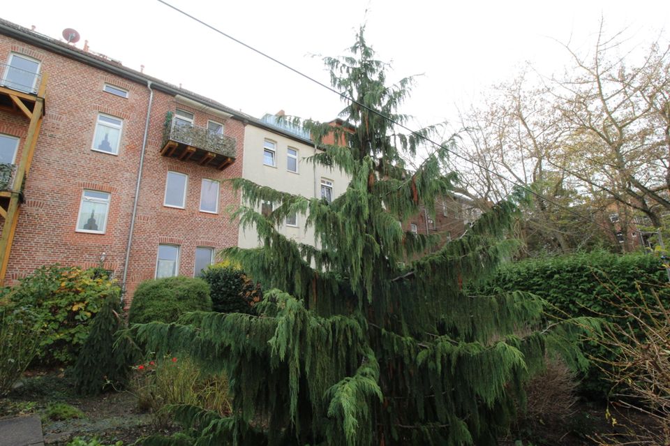 Schöne 1- Zimmerwohnung in repräsentativem Altbau +Einbauküche+Bad mit Wanne & Dusche+Laminat! in Dessau-Roßlau