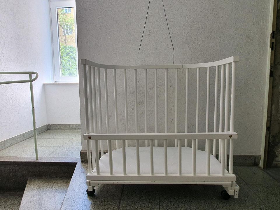 Babybay weiß + Rausfallschutz + Babymatratze in München