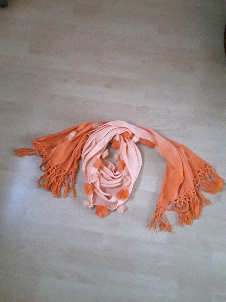 Orange farbender Schal in Magdeburg