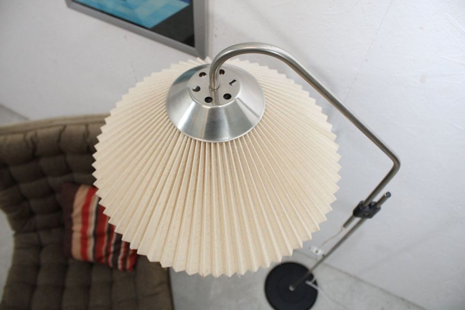 60s 70er Stehlampe Bauhaus Plissee Schirm mid century vintage in Krauchenwies