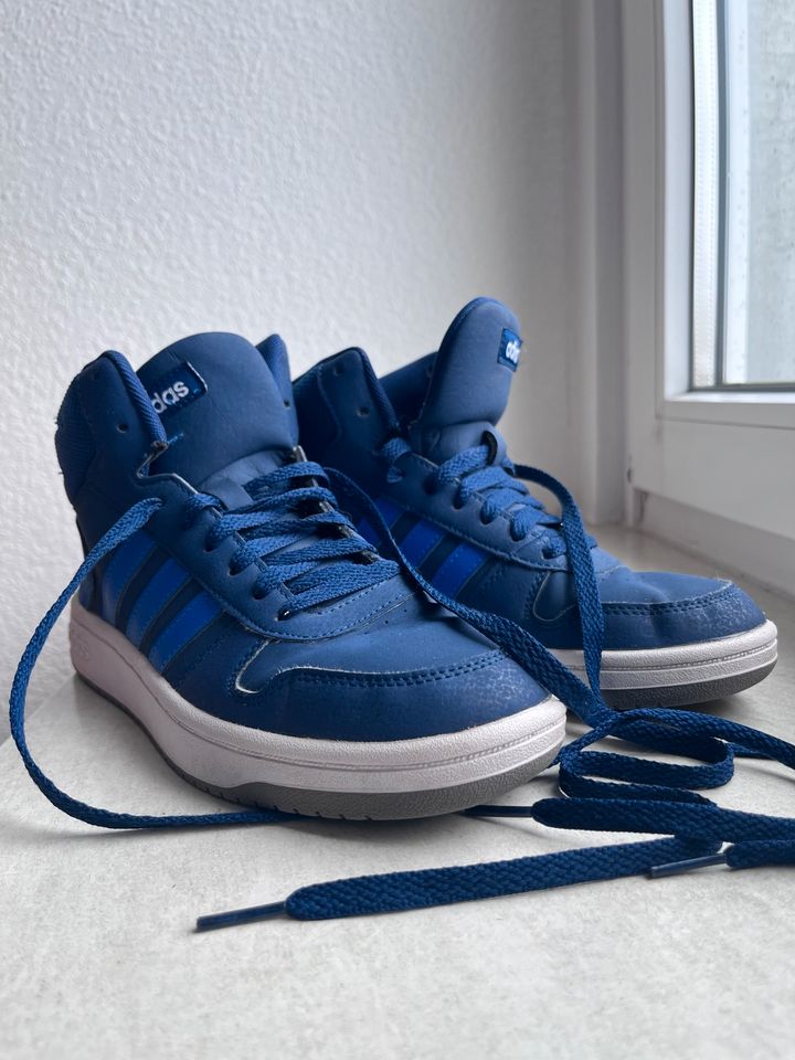 Adidas Sneakers Turnschuhe Hallenschuhe Sportschuhe in Flensburg