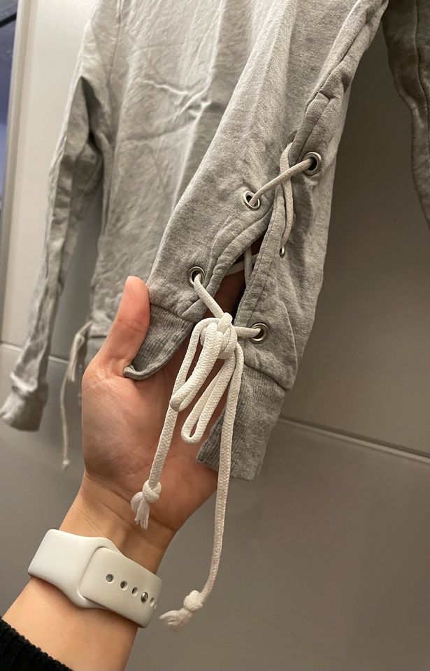 4,50 € ❤️ H&M Sweater Pullover mit Schnürung hellgrau XS/S 34/36 in Schöllkrippen