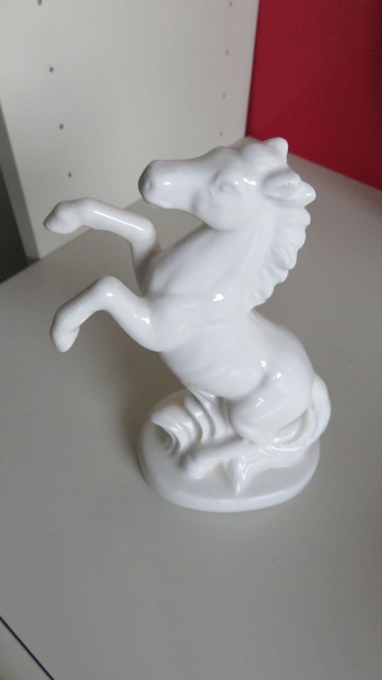 Porzellanpferd in weiß Dekoration Porzellan Figur in Wildeshausen