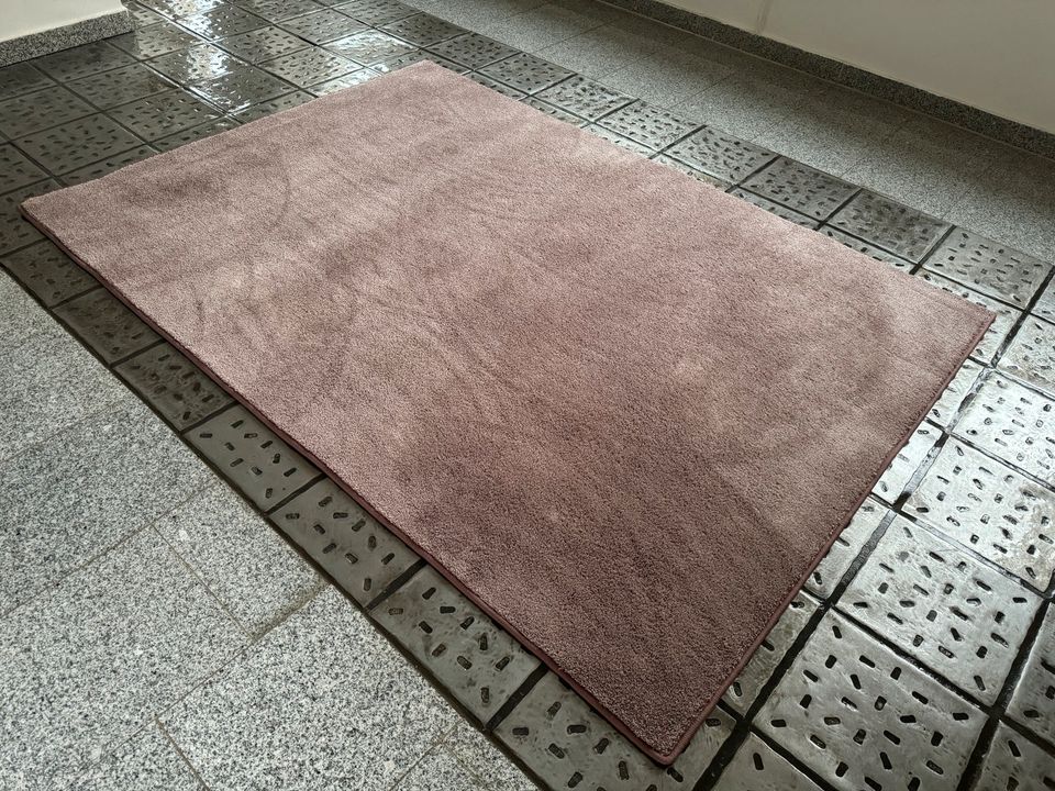 Schöner kuscheliger Teppich ca. 2m x 140 NEU zartes Lila in Berlin
