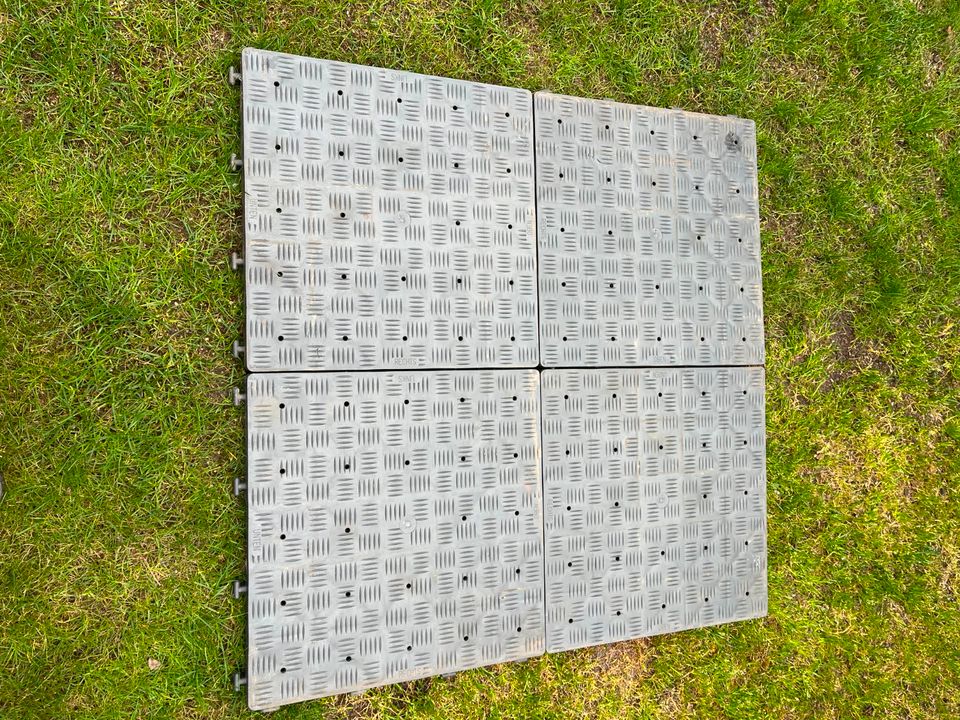 Bodenplatten aus Kunststoff in Dalum
