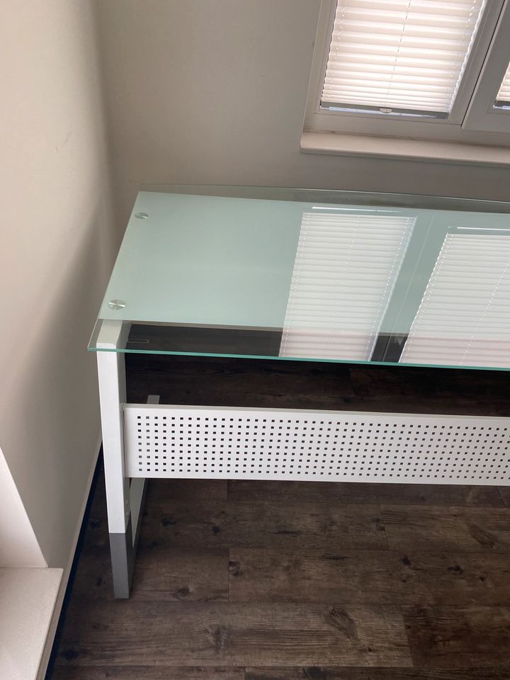 Schreibtisch mit Glasplatte in Hannover