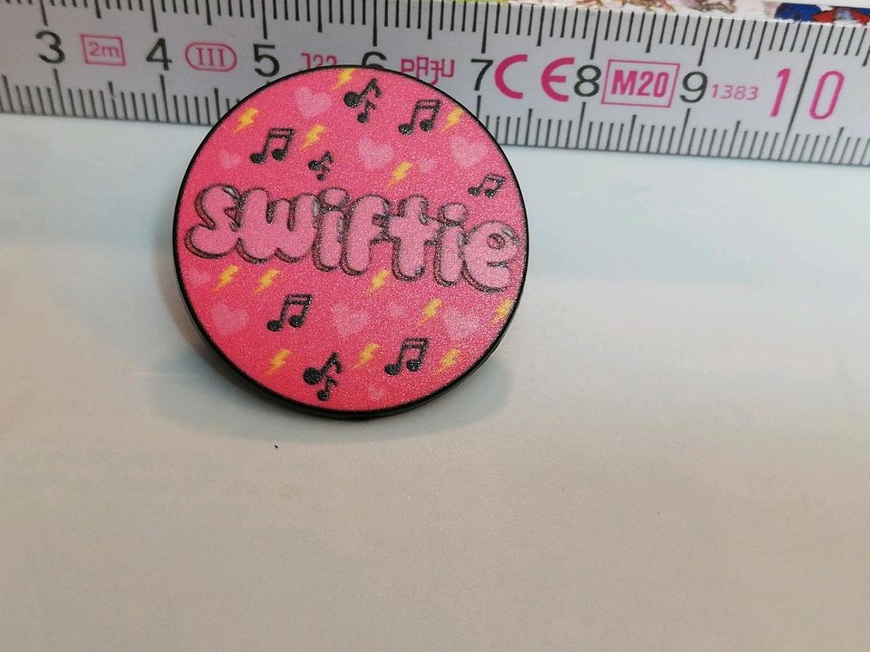 Swiftie Pin Taylor Swift related Pins pink in Kassel