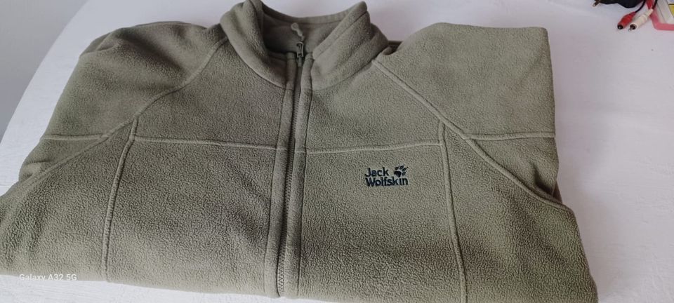 Jack Wolfskin Fleece mit 2 Taschen Farbe Grün Größe XXL 58 in Sundern (Sauerland)
