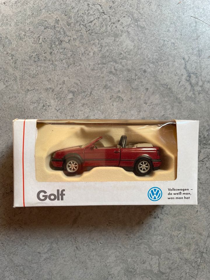 Sammlermodell VW Golf 3 Cabrio rot 1:43 Schabak in Hirzenhain
