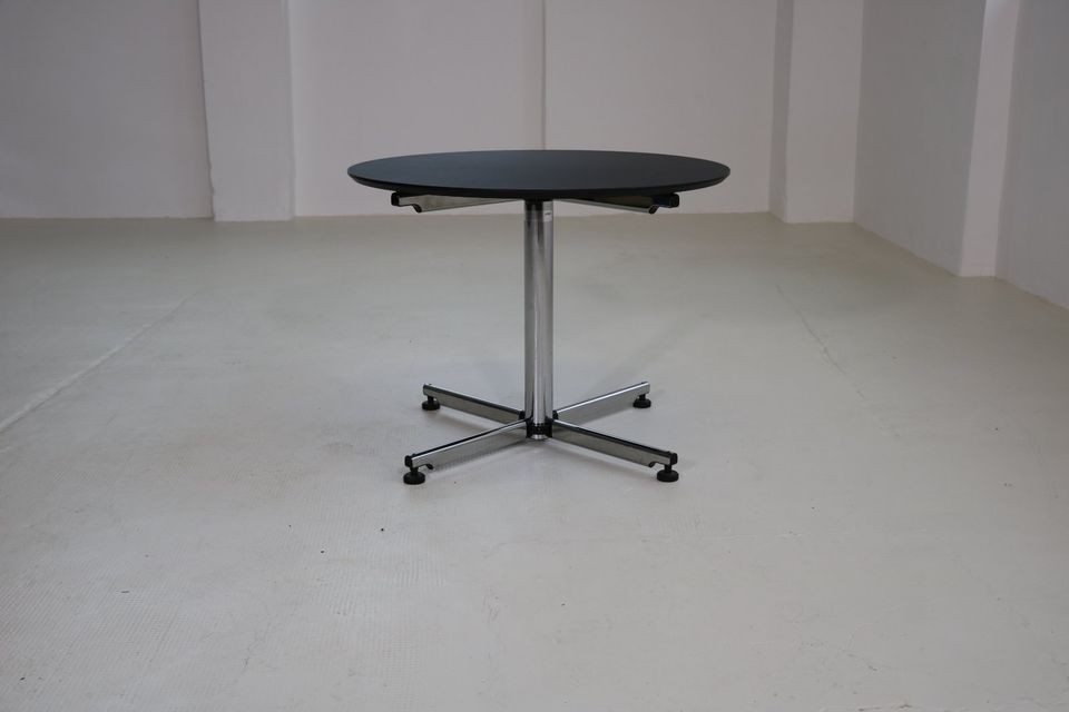 USM Haller Tisch Free standing table Modell Kitos Linoleum 90 cm in Bornheim