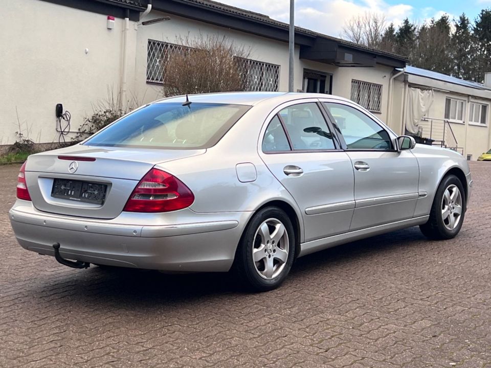 Mercedes-Benz E 320 Lim. Elegance  Automatik+Klima+Schiebedach in Völklingen