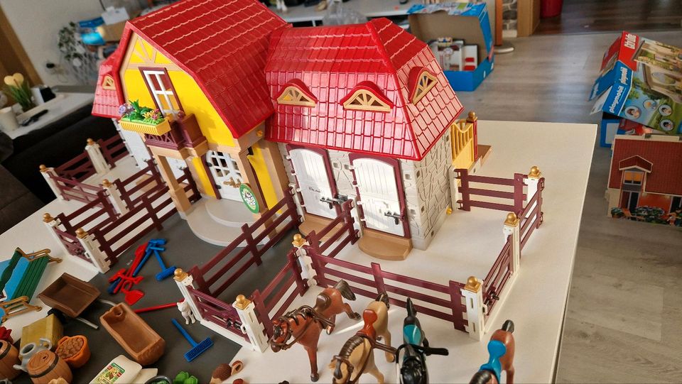 Playmobil Großer Reiterhof mit sehr viel Zubehör und Extras in Bad Oeynhausen