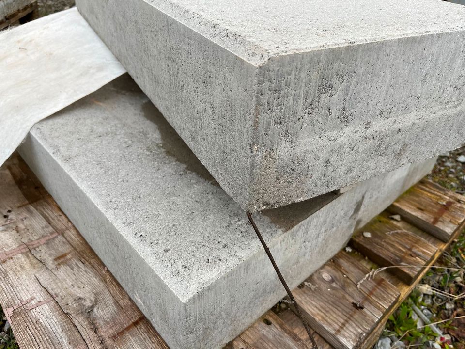 Beton-Blockstufe 100/35/15cm steingrau in Burglauer