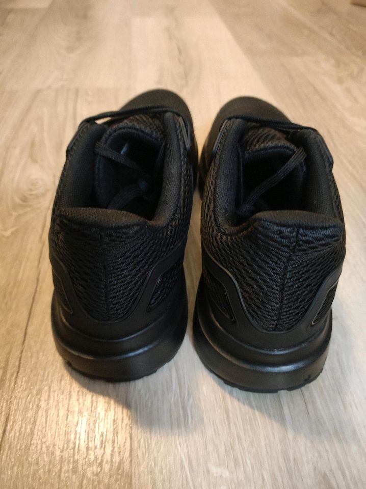 Adidas Schuhe (Größe 43,5) in Oppenau