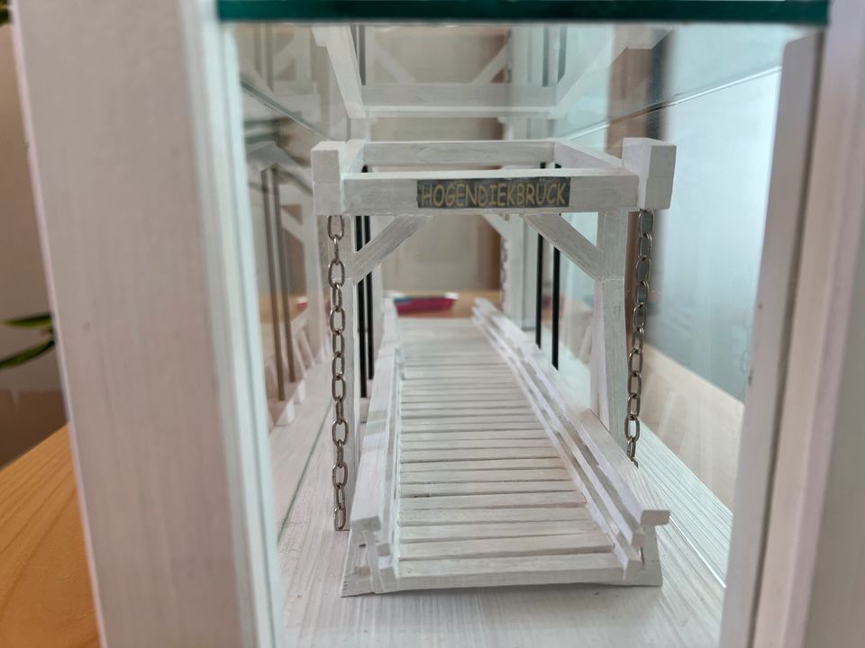Modell Hogendiekbrücke aus Holz in einer Glasvitrine in Steinkirchen