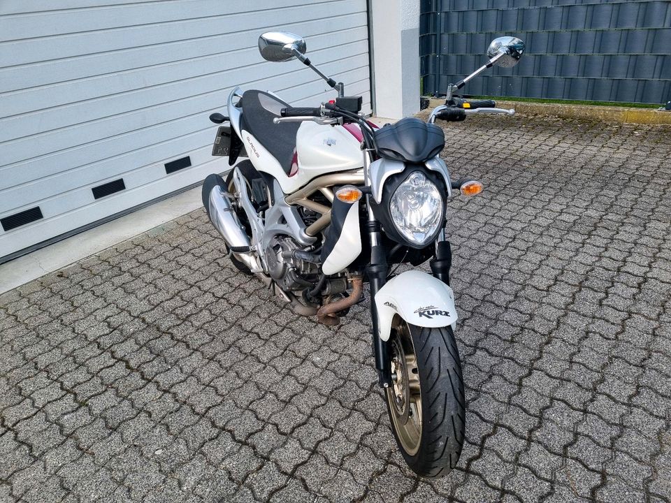 Suzuki Gladius SV 650 ABS wenig km rot-weiß in Neufahrn