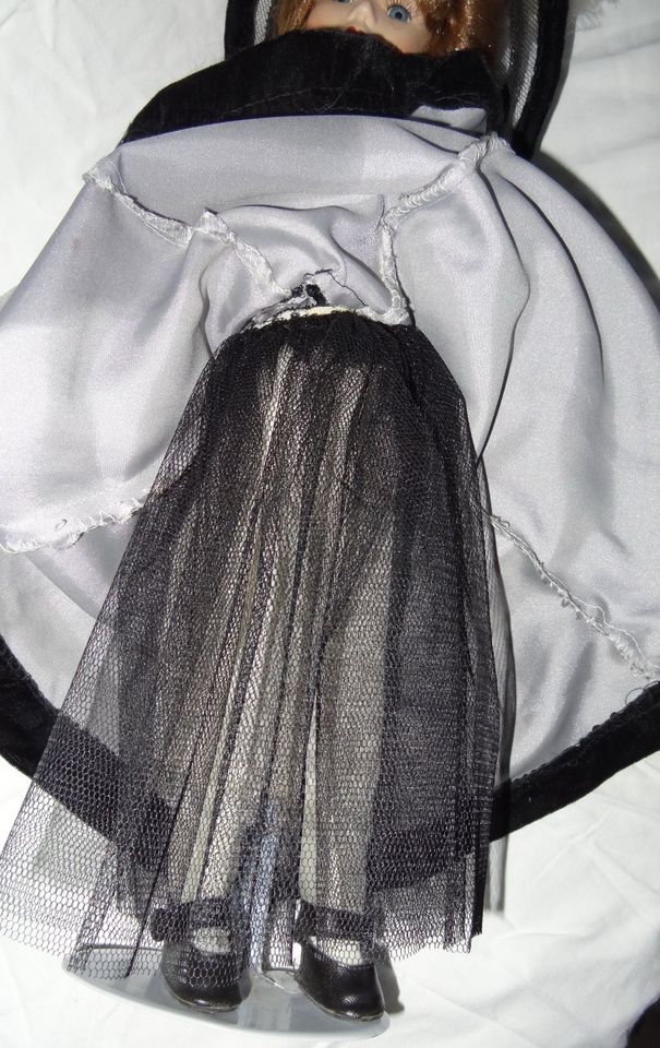 DI Puppe Porzellankopf stehend Kleid braune Haare ca. 30 Jahre un in Breitscheid