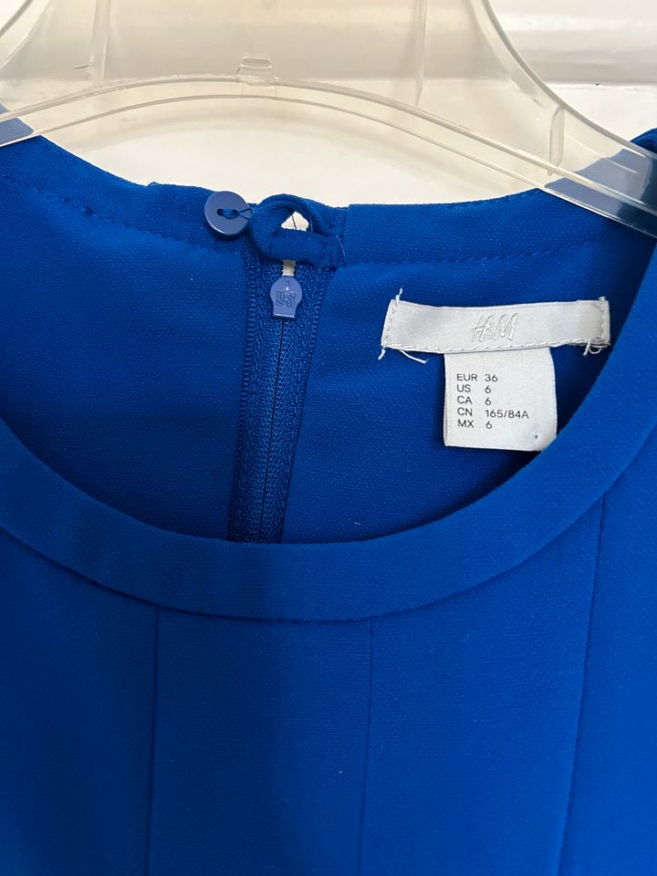 Sehr schönes figurbetontes royalblaues Kleid in Leipzig