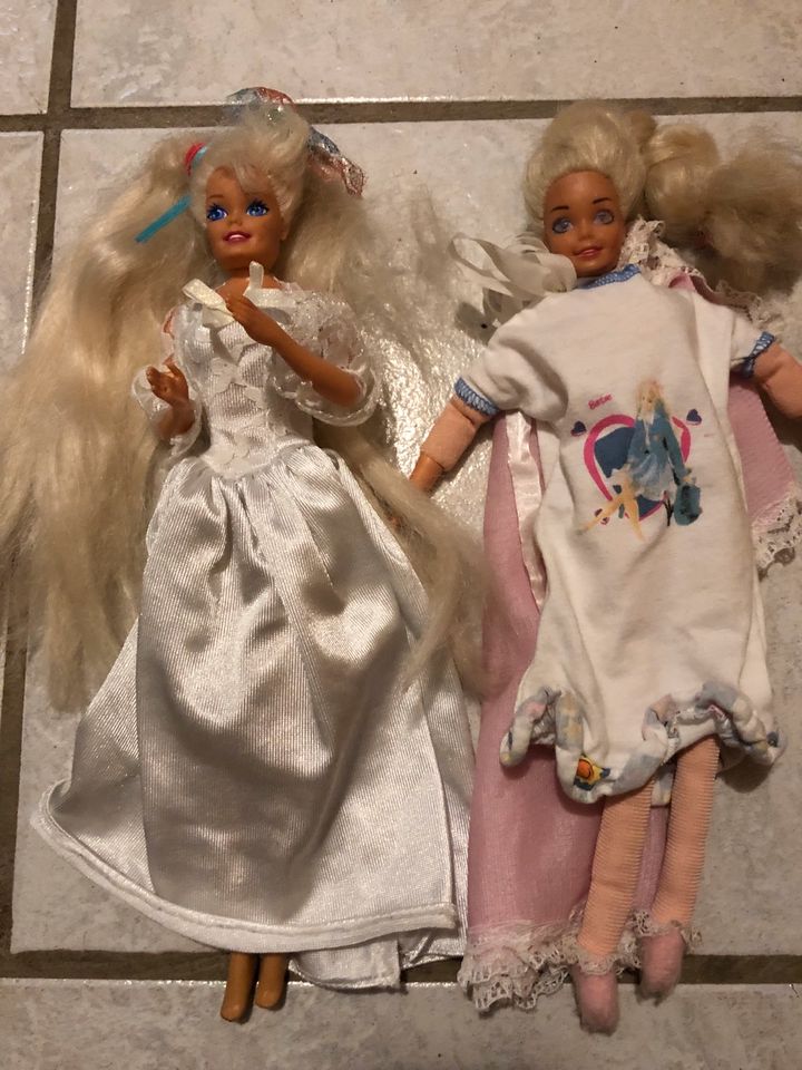 Schlafbarbie rechts Barbie ca 90er Jahre in Hirzenhain