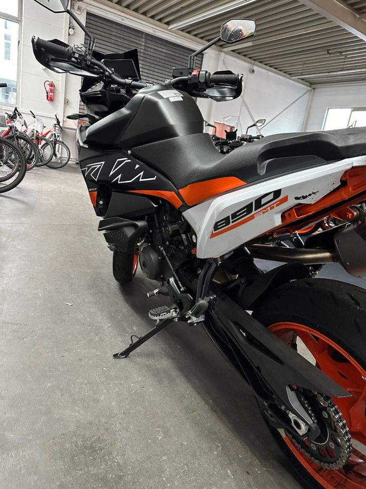 KTM 890 SM-T Supermoto in Winnenden