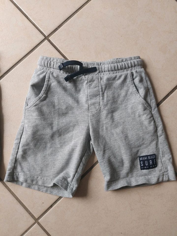 Jungen Shorts kurze Hosen Gr. 122/128 - wie NEU in Weilmünster