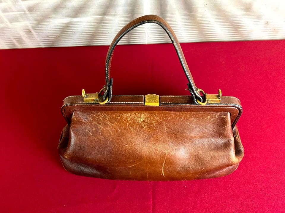 VINTAGE HANDTASCHE ETIENNE AIGNER LEDER UND METALL - Versand kostenlos - Wir sind für Sie da lokal in 86830 Schwabmünchen oder online ARTHOME24 in Schwabmünchen