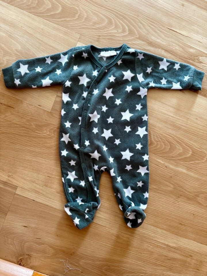 Jungen Baby Paket 62 Pulli, Strampler, Hosen, Dreiecktücher, Body in Altrip