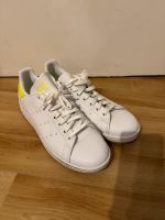 Stan Smith Adidas Sneakers weiß neongelb 44 Frankfurt am Main - Sachsenhausen Vorschau