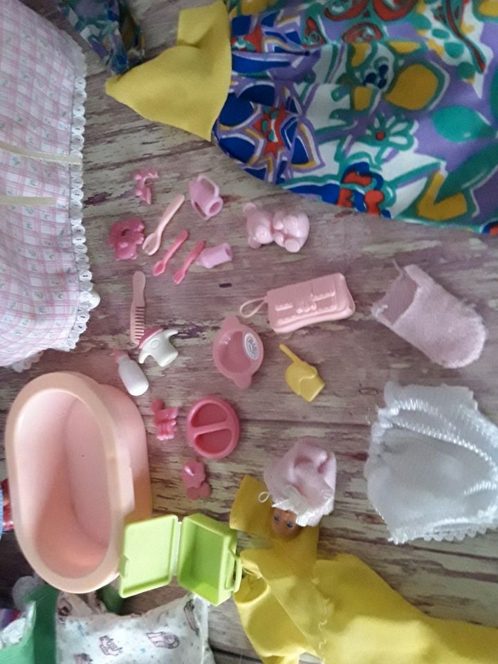 Barbie schwanger Baby Kleidung Zubehör Babybett in Laudenbach