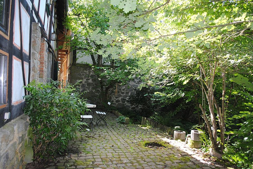 Ein Fachwerkhaus wie aus einer anderen Zeit, mit Garten und zwei Scheunen in Kirtorf Ober-Gleen. in Kirtorf