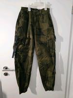 Eine Cargo Hose in Camouflage/Jeansstoff-etwas Stretch Nordrhein-Westfalen - Herford Vorschau
