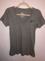 Nike Shirt Damen S/36 Grau mit Logo (bestickt) V-Ausschnitt Baden-Württemberg - Heidelberg Vorschau