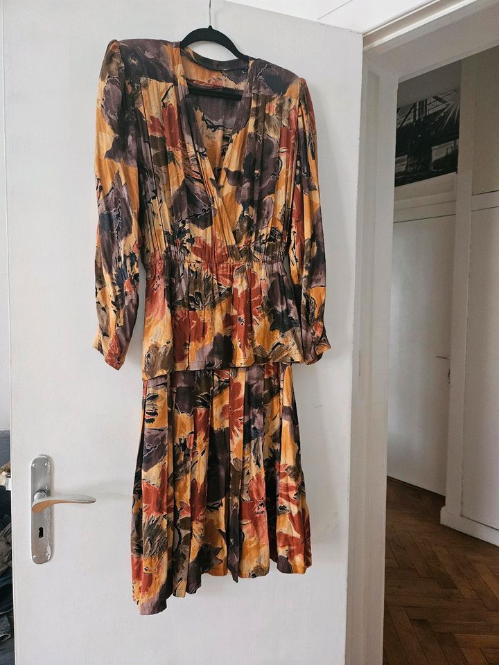 Vintage handmade 80er Kleid mit weitem Ausschnitt und Blumen in Berlin