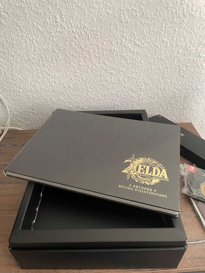 Nintendo Switch (OLED) + Zelda TOTK Collectors Edition in Bremen