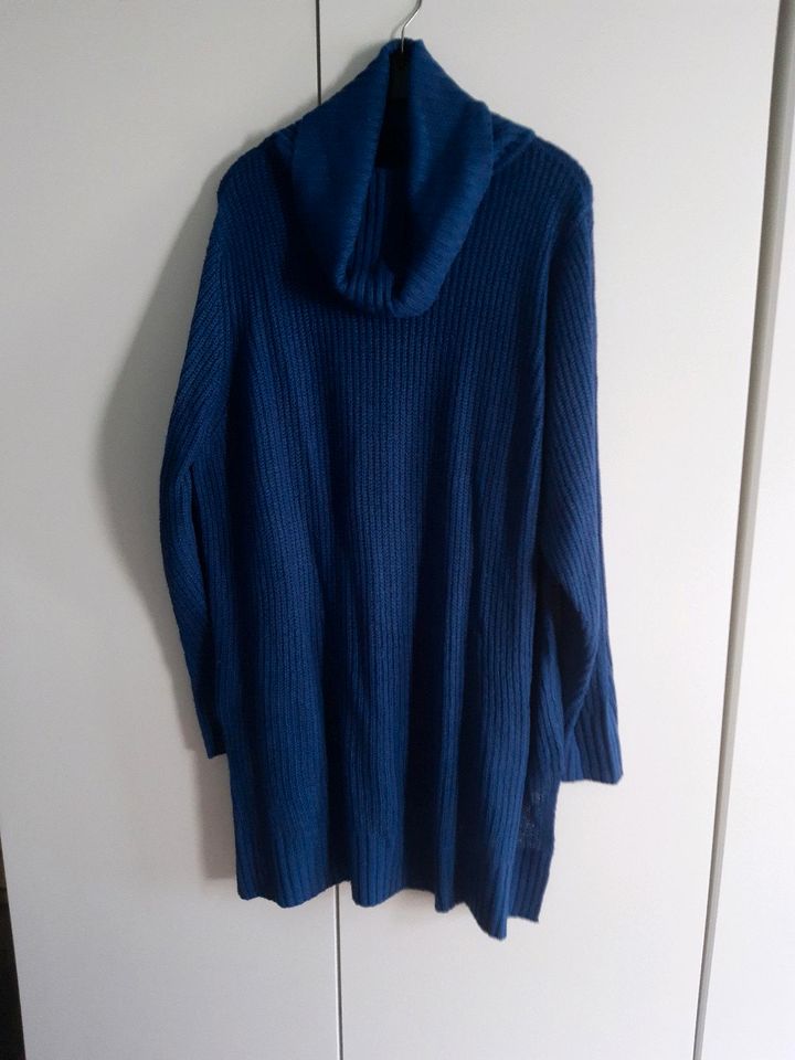 Strickkleid/Longpullover in wunderschönem blau in Bremen