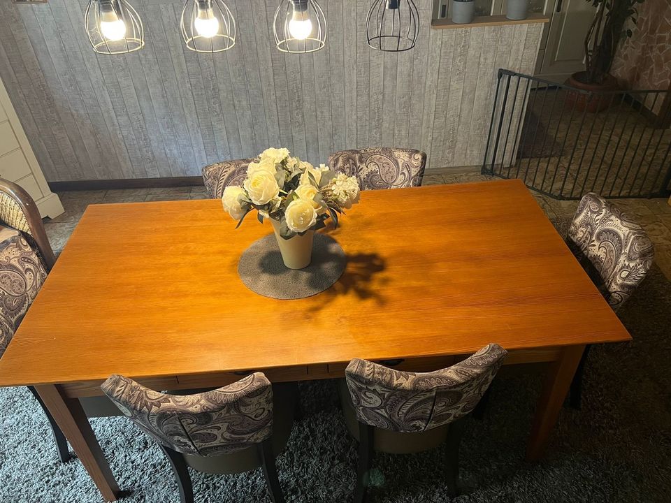 Tisch inklusive 6 Stühle in Engden