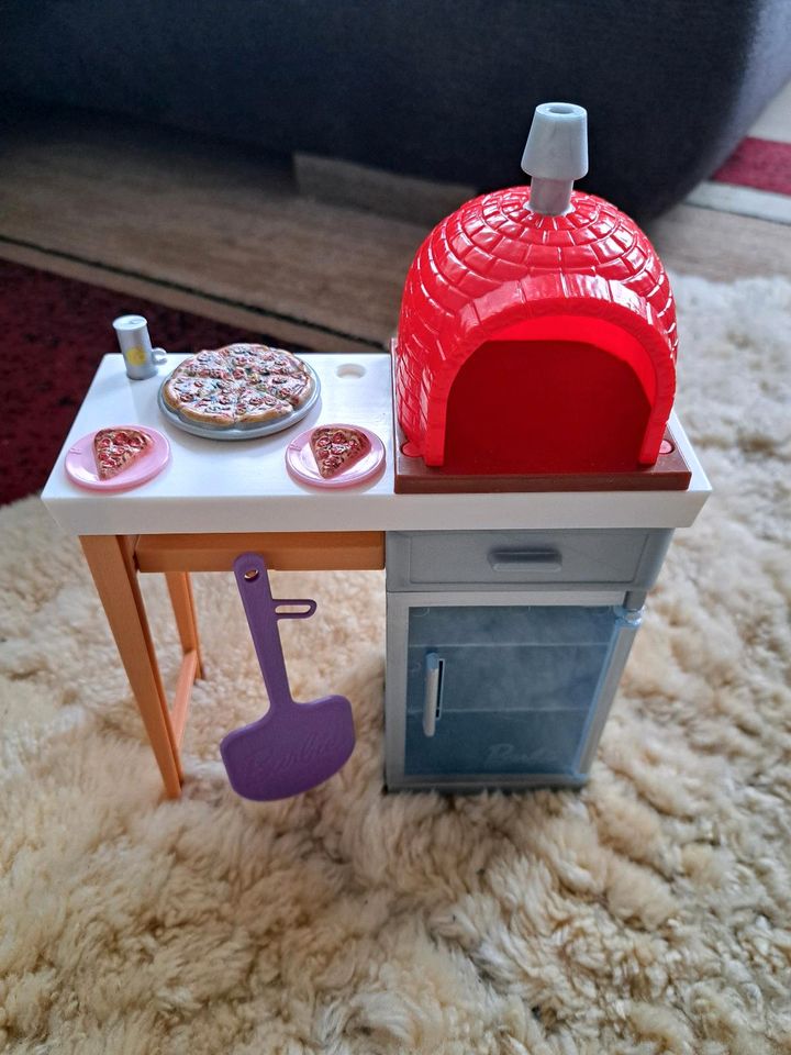 Barbie Möbel Tisch Zug Pizzaofen Meerjungfrau Fee Ikea Zimmer in Bad Vilbel