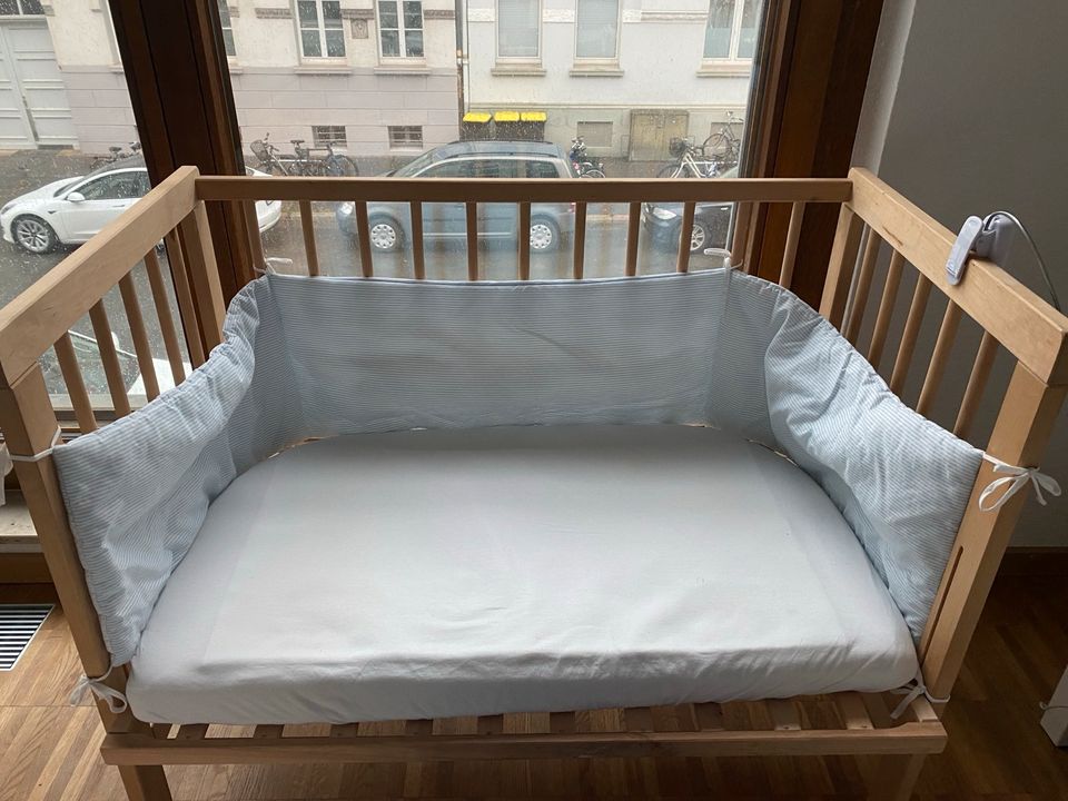 Beistellbett mit Babybay-Matratze, Nestchen und Bettlaken in Hannover