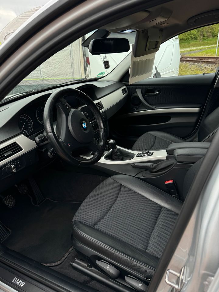 BMW 320d E90 Facelift// keyless go //M3 Felgen in Edertal