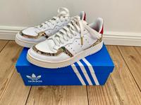 Adidas Sneaker / Weiß-Schlangenoptik Niedersachsen - Vechta Vorschau