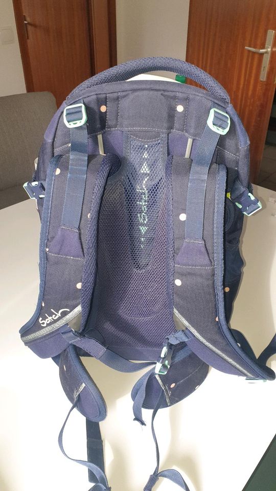 Satch Schulrucksack dunkelblau mit Punkten in Kuchen