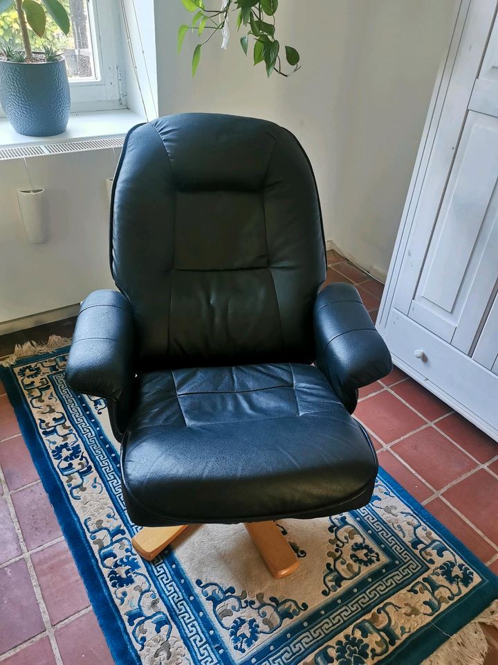 Gemütlicher Sessel aus hochwertigem Lederimitat (+ Hocker) in Hannover
