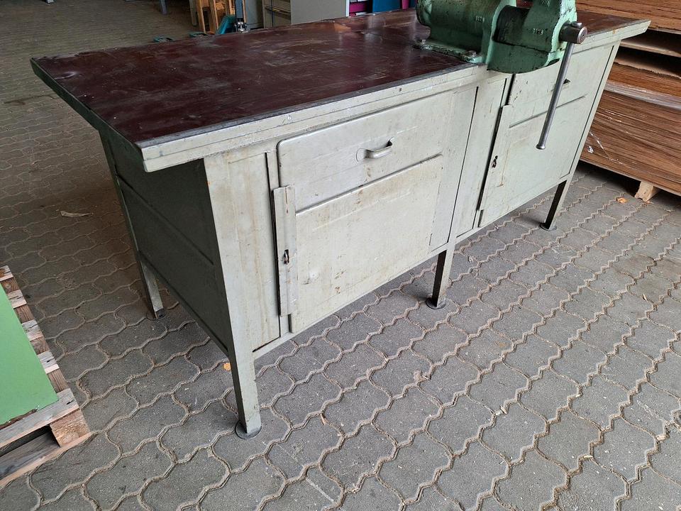Loft Werkbank Industrie Shabby Schraubstock Werkzeug in Thalmässing
