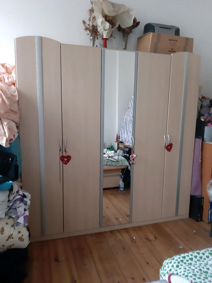 Doppelbett + Kleiderschrank + Sideboard Schrank. in Berlin