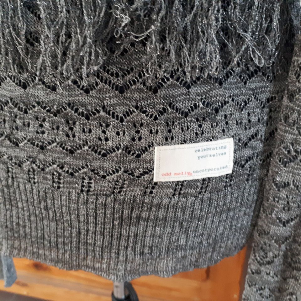 Strickjacke mit Fransen in Silber von Odd Molly, Gr.4, 44/46 in Erlangen